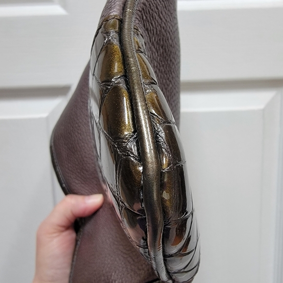 Elegant Gray and Olive Crocodile-Embossed Leather Crossbody Bag - Picture 9 of 9